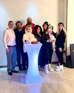 Marjaneh Golchin Instagram - 🎂❤️💐
خوشبختی یعنی اینکه هنوز تولدت نرسیده  به بهانه یه دور همی کوچیک توسط دوستانت دعوت شی و یهو وسط مهمونی اهنگ تولدت مبارک پخش شه دوستات با کیک روشن و بادکنک از تو اشپزخونه  واست بخونن  تولدت مبارک ، تولدت مبارک و سوپرایز شی😁🎂👍
خداروشکر بابت همه داشته هام ،  بابت دوستان و دوستداران عزیزم ، که سرمایه های واقعیمن، اونهایی که تو بدترین روزهای زندگیم  دوستیشون به اندازه یه دنیا  واسم ارزشمندتر شد❤️ راسته که میگن ادمها رو توی روزهای سخت باید شناخت،😊👍 ممنون  از سولماز و الناز عزیزم دو خواهر مهربون بابت سوپرایزشون 🙏💐اقا احسان و مامان گلشون که کلی هنرمندن و کدبانو 👍💐 و میزبان ما بودند  و یه شب قشنگ و واسمون ساختند🙏از اقا محمد غزازانی، اقا یوسف مرادیان، اقا امیرفولادوند که واقعا اونشب تولدشون بود و مارو  با حضور گرمشون همراهی کردند🙏💐
لطفا ورق بزنید🙏
از همه چی ممنون💐🙏

#دوستی #محبت#رفاقت #زندگی#دوستی_با_خدا#دوستی_با_حیوانات #دوستی_با_طبیعت 
#روزهای_خوب #روزهای_سخت #روزهای_خوش_زندگی #تولد#خوشحال #اسفند_ماهی#مرجانه_دلدار_گلچین#مرجانه_گلچین 
@soliiimakeup 💐