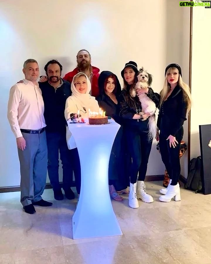 Marjaneh Golchin - 66.8K Likes - 🎂❤️💐
خوشبختی یعنی اینکه هنوز تولدت نرسیده  به بهانه یه دور همی کوچیک توسط دوستانت دعوت شی و یهو وسط مهمونی اهنگ تولدت مبارک پخش شه دوستات با کیک روشن و بادکنک از تو اشپزخونه  واست بخونن  تولدت مبارک ، تولدت مبارک و سوپرایز شی😁🎂👍
خداروشکر بابت همه داشته هام ،  بابت دوستان و دوستداران عزیزم ، که سرمایه های واقعیمن، اونهایی که تو بدترین روزهای زندگیم  دوستیشون به اندازه یه دنیا  واسم ارزشمندتر شد❤️ راسته که میگن ادمها رو توی روزهای سخت باید شناخت،😊👍 ممنون  از سولماز و الناز عزیزم دو خواهر مهربون بابت سوپرایزشون 🙏💐اقا احسان و مامان گلشون که کلی هنرمندن و کدبانو 👍💐 و میزبان ما بودند  و یه شب قشنگ و واسمون ساختند🙏از اقا محمد غزازانی، اقا یوسف مرادیان، اقا امیرفولادوند که واقعا اونشب تولدشون بود و مارو  با حضور گرمشون همراهی کردند🙏💐
لطفا ورق بزنید🙏
از همه چی ممنون💐🙏

#دوستی #محبت#رفاقت #زندگی#دوستی_با_خدا#دوستی_با_حیوانات #دوستی_با_طبیعت 
#روزهای_خوب #روزهای_سخت #روزهای_خوش_زندگی #تولد#خوشحال #اسفند_ماهی#مرجانه_دلدار_گلچین#مرجانه_گلچین 
@soliiimakeup 💐