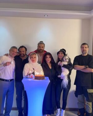Marjaneh Golchin Instagram - 🎂❤️💐
خوشبختی یعنی اینکه هنوز تولدت نرسیده  به بهانه یه دور همی کوچیک توسط دوستانت دعوت شی و یهو وسط مهمونی اهنگ تولدت مبارک پخش شه دوستات با کیک روشن و بادکنک از تو اشپزخونه  واست بخونن  تولدت مبارک ، تولدت مبارک و سوپرایز شی😁🎂👍
خداروشکر بابت همه داشته هام ،  بابت دوستان و دوستداران عزیزم ، که سرمایه های واقعیمن، اونهایی که تو بدترین روزهای زندگیم  دوستیشون به اندازه یه دنیا  واسم ارزشمندتر شد❤️ راسته که میگن ادمها رو توی روزهای سخت باید شناخت،😊👍 ممنون  از سولماز و الناز عزیزم دو خواهر مهربون بابت سوپرایزشون 🙏💐اقا احسان و مامان گلشون که کلی هنرمندن و کدبانو 👍💐 و میزبان ما بودند  و یه شب قشنگ و واسمون ساختند🙏از اقا محمد غزازانی، اقا یوسف مرادیان، اقا امیرفولادوند که واقعا اونشب تولدشون بود و مارو  با حضور گرمشون همراهی کردند🙏💐
لطفا ورق بزنید🙏
از همه چی ممنون💐🙏

#دوستی #محبت#رفاقت #زندگی#دوستی_با_خدا#دوستی_با_حیوانات #دوستی_با_طبیعت 
#روزهای_خوب #روزهای_سخت #روزهای_خوش_زندگی #تولد#خوشحال #اسفند_ماهی#مرجانه_دلدار_گلچین#مرجانه_گلچین 
@soliiimakeup 💐