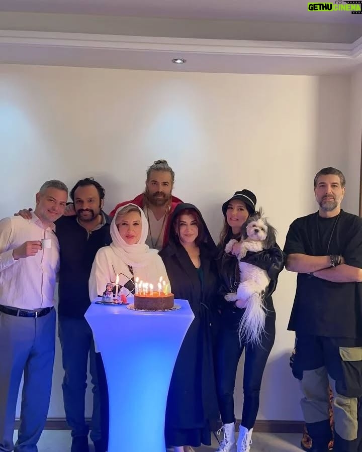 Marjaneh Golchin - 66.8K Likes - 🎂❤️💐
خوشبختی یعنی اینکه هنوز تولدت نرسیده  به بهانه یه دور همی کوچیک توسط دوستانت دعوت شی و یهو وسط مهمونی اهنگ تولدت مبارک پخش شه دوستات با کیک روشن و بادکنک از تو اشپزخونه  واست بخونن  تولدت مبارک ، تولدت مبارک و سوپرایز شی😁🎂👍
خداروشکر بابت همه داشته هام ،  بابت دوستان و دوستداران عزیزم ، که سرمایه های واقعیمن، اونهایی که تو بدترین روزهای زندگیم  دوستیشون به اندازه یه دنیا  واسم ارزشمندتر شد❤️ راسته که میگن ادمها رو توی روزهای سخت باید شناخت،😊👍 ممنون  از سولماز و الناز عزیزم دو خواهر مهربون بابت سوپرایزشون 🙏💐اقا احسان و مامان گلشون که کلی هنرمندن و کدبانو 👍💐 و میزبان ما بودند  و یه شب قشنگ و واسمون ساختند🙏از اقا محمد غزازانی، اقا یوسف مرادیان، اقا امیرفولادوند که واقعا اونشب تولدشون بود و مارو  با حضور گرمشون همراهی کردند🙏💐
لطفا ورق بزنید🙏
از همه چی ممنون💐🙏

#دوستی #محبت#رفاقت #زندگی#دوستی_با_خدا#دوستی_با_حیوانات #دوستی_با_طبیعت 
#روزهای_خوب #روزهای_سخت #روزهای_خوش_زندگی #تولد#خوشحال #اسفند_ماهی#مرجانه_دلدار_گلچین#مرجانه_گلچین 
@soliiimakeup 💐