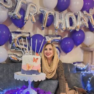 Marjaneh Golchin Instagram - 🎂❤️❄️

زن ها وقتی میخندند،
انگار دنیا میخندد،
میگویید نه؟!
فکر کنید به خنده های مادرتان؛
مادرتان که میخندید، پدرتان مگر میتوانست نخندد؟!
جنس زن خوب است که خنده رو باشد،
دنیا به لبخندشان نیازمند است؛
زن بخندد،
تمام مردان وابسته به آن میخندند
آنها بلدند کاری کنند
تا پدر بخندد، برادر بخندد
عشق بخندد
تمام در و دیوار خانه بخندد
دنیا بخندد..(#سیما_امیرخانی)
#عکسها از عسل عزیزم❤️( لطفا ورق بزنید🙏)
#زن #زنان_قدرتمند #بخند #خنداندن_زیباترین_کار_دنیاست #شادی_را_منتشر_کنیم🌹😍#پدر #مادر #خانواده #عشق #مرجانه_دلدار_گلچین #مرجانه_گلچین
