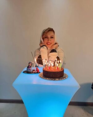 Marjaneh Golchin Instagram - 🎂❤️💐
خوشبختی یعنی اینکه هنوز تولدت نرسیده  به بهانه یه دور همی کوچیک توسط دوستانت دعوت شی و یهو وسط مهمونی اهنگ تولدت مبارک پخش شه دوستات با کیک روشن و بادکنک از تو اشپزخونه  واست بخونن  تولدت مبارک ، تولدت مبارک و سوپرایز شی😁🎂👍
خداروشکر بابت همه داشته هام ،  بابت دوستان و دوستداران عزیزم ، که سرمایه های واقعیمن، اونهایی که تو بدترین روزهای زندگیم  دوستیشون به اندازه یه دنیا  واسم ارزشمندتر شد❤️ راسته که میگن ادمها رو توی روزهای سخت باید شناخت،😊👍 ممنون  از سولماز و الناز عزیزم دو خواهر مهربون بابت سوپرایزشون 🙏💐اقا احسان و مامان گلشون که کلی هنرمندن و کدبانو 👍💐 و میزبان ما بودند  و یه شب قشنگ و واسمون ساختند🙏از اقا محمد غزازانی، اقا یوسف مرادیان، اقا امیرفولادوند که واقعا اونشب تولدشون بود و مارو  با حضور گرمشون همراهی کردند🙏💐
لطفا ورق بزنید🙏
از همه چی ممنون💐🙏

#دوستی #محبت#رفاقت #زندگی#دوستی_با_خدا#دوستی_با_حیوانات #دوستی_با_طبیعت 
#روزهای_خوب #روزهای_سخت #روزهای_خوش_زندگی #تولد#خوشحال #اسفند_ماهی#مرجانه_دلدار_گلچین#مرجانه_گلچین 
@soliiimakeup 💐