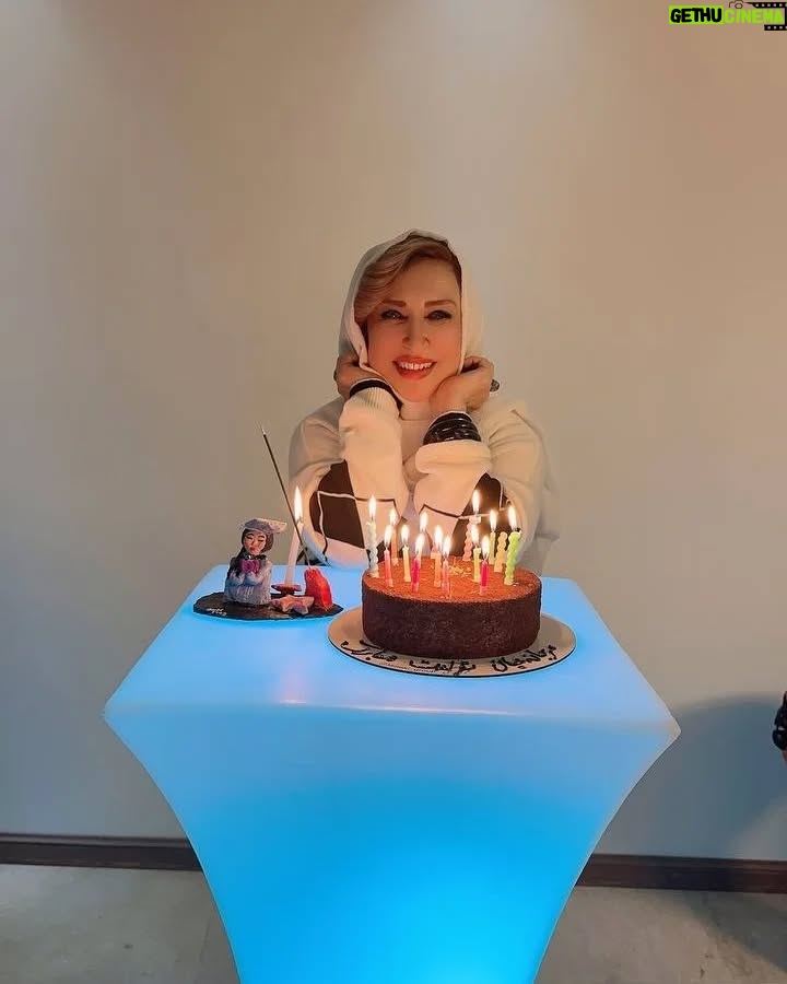 Marjaneh Golchin - 66.8K Likes - 🎂❤️💐
خوشبختی یعنی اینکه هنوز تولدت نرسیده  به بهانه یه دور همی کوچیک توسط دوستانت دعوت شی و یهو وسط مهمونی اهنگ تولدت مبارک پخش شه دوستات با کیک روشن و بادکنک از تو اشپزخونه  واست بخونن  تولدت مبارک ، تولدت مبارک و سوپرایز شی😁🎂👍
خداروشکر بابت همه داشته هام ،  بابت دوستان و دوستداران عزیزم ، که سرمایه های واقعیمن، اونهایی که تو بدترین روزهای زندگیم  دوستیشون به اندازه یه دنیا  واسم ارزشمندتر شد❤️ راسته که میگن ادمها رو توی روزهای سخت باید شناخت،😊👍 ممنون  از سولماز و الناز عزیزم دو خواهر مهربون بابت سوپرایزشون 🙏💐اقا احسان و مامان گلشون که کلی هنرمندن و کدبانو 👍💐 و میزبان ما بودند  و یه شب قشنگ و واسمون ساختند🙏از اقا محمد غزازانی، اقا یوسف مرادیان، اقا امیرفولادوند که واقعا اونشب تولدشون بود و مارو  با حضور گرمشون همراهی کردند🙏💐
لطفا ورق بزنید🙏
از همه چی ممنون💐🙏

#دوستی #محبت#رفاقت #زندگی#دوستی_با_خدا#دوستی_با_حیوانات #دوستی_با_طبیعت 
#روزهای_خوب #روزهای_سخت #روزهای_خوش_زندگی #تولد#خوشحال #اسفند_ماهی#مرجانه_دلدار_گلچین#مرجانه_گلچین 
@soliiimakeup 💐
