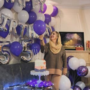 Marjaneh Golchin Instagram - 🎂❤️❄️

زن ها وقتی میخندند،
انگار دنیا میخندد،
میگویید نه؟!
فکر کنید به خنده های مادرتان؛
مادرتان که میخندید، پدرتان مگر میتوانست نخندد؟!
جنس زن خوب است که خنده رو باشد،
دنیا به لبخندشان نیازمند است؛
زن بخندد،
تمام مردان وابسته به آن میخندند
آنها بلدند کاری کنند
تا پدر بخندد، برادر بخندد
عشق بخندد
تمام در و دیوار خانه بخندد
دنیا بخندد..(#سیما_امیرخانی)
#عکسها از عسل عزیزم❤️( لطفا ورق بزنید🙏)
#زن #زنان_قدرتمند #بخند #خنداندن_زیباترین_کار_دنیاست #شادی_را_منتشر_کنیم🌹😍#پدر #مادر #خانواده #عشق #مرجانه_دلدار_گلچین #مرجانه_گلچین