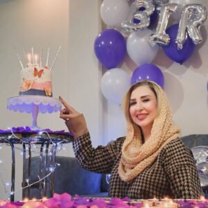 Marjaneh Golchin Instagram - 🎂❤️❄️

زن ها وقتی میخندند،
انگار دنیا میخندد،
میگویید نه؟!
فکر کنید به خنده های مادرتان؛
مادرتان که میخندید، پدرتان مگر میتوانست نخندد؟!
جنس زن خوب است که خنده رو باشد،
دنیا به لبخندشان نیازمند است؛
زن بخندد،
تمام مردان وابسته به آن میخندند
آنها بلدند کاری کنند
تا پدر بخندد، برادر بخندد
عشق بخندد
تمام در و دیوار خانه بخندد
دنیا بخندد..(#سیما_امیرخانی)
#عکسها از عسل عزیزم❤️( لطفا ورق بزنید🙏)
#زن #زنان_قدرتمند #بخند #خنداندن_زیباترین_کار_دنیاست #شادی_را_منتشر_کنیم🌹😍#پدر #مادر #خانواده #عشق #مرجانه_دلدار_گلچین #مرجانه_گلچین