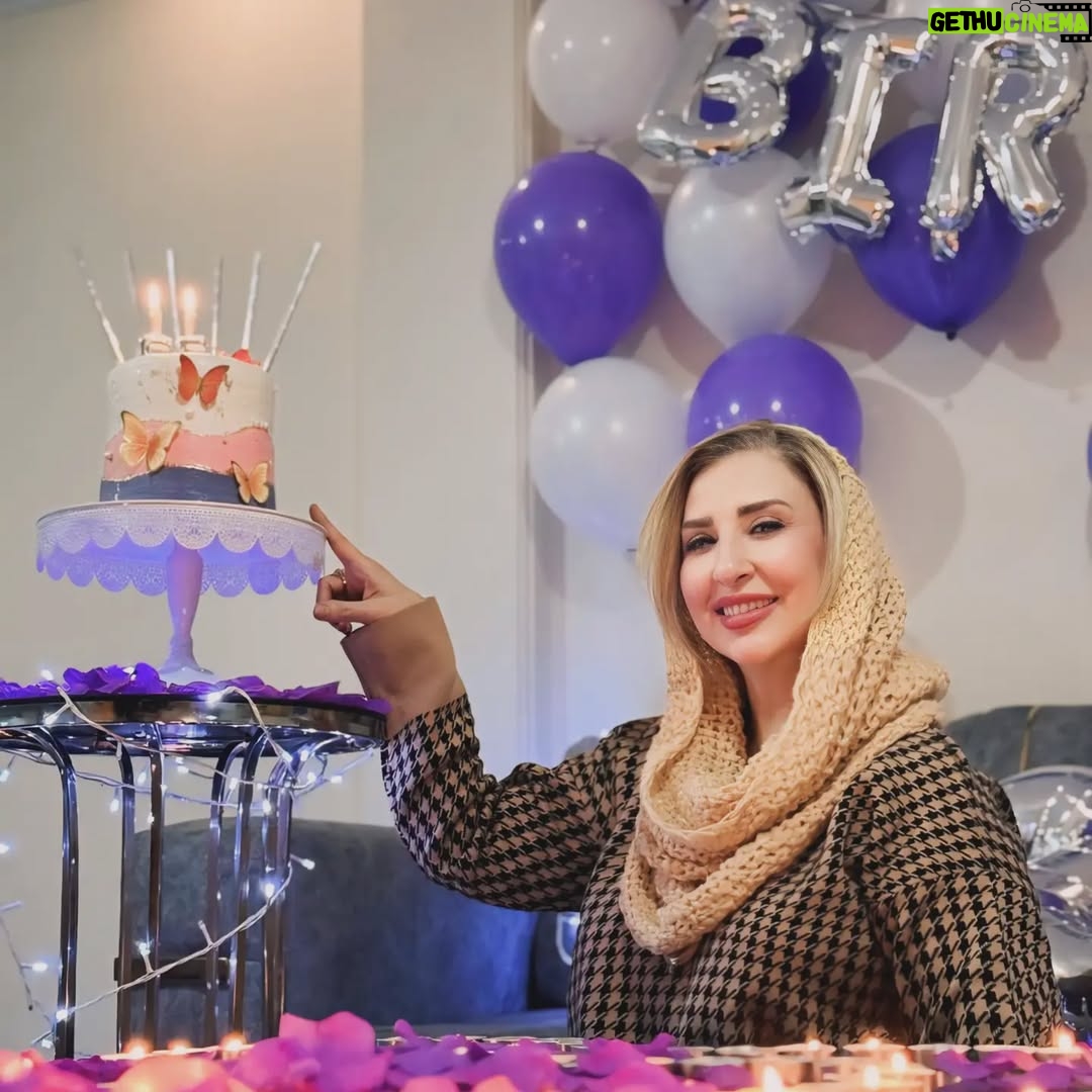 Marjaneh Golchin - 63.7K Likes - 🎂❤️❄️

زن ها وقتی میخندند،
انگار دنیا میخندد،
میگویید نه؟!
فکر کنید به خنده های مادرتان؛
مادرتان که میخندید، پدرتان مگر میتوانست نخندد؟!
جنس زن خوب است که خنده رو باشد،
دنیا به لبخندشان نیازمند است؛
زن بخندد،
تمام مردان وابسته به آن میخندند
آنها بلدند کاری کنند
تا پدر بخندد، برادر بخندد
عشق بخندد
تمام در و دیوار خانه بخندد
دنیا بخندد..(#سیما_امیرخانی)
#عکسها از عسل عزیزم❤️( لطفا ورق بزنید🙏)
#زن #زنان_قدرتمند #بخند #خنداندن_زیباترین_کار_دنیاست #شادی_را_منتشر_کنیم🌹😍#پدر #مادر #خانواده #عشق #مرجانه_دلدار_گلچین #مرجانه_گلچین