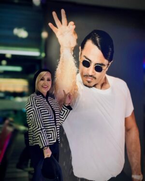 Marjaneh Golchin Instagram - ❤️❤️❤️❤️
ما واقعا هنر کرده‌بودیم...
ما هنر کرده‌بودیم که با وجود زخم‌های بسیارمان، هنوز مهربان بودیم. ما هنر کرده‌بودیم که با وجود تمام دلخوری‌ها و رنج‌هایی که در ما اقامت داشت، همچنان لبخند می‌زدیم و دلمان نمی‌آمد کسی را برنجانیم و بانیِ شکستنِ هیچ دلی باشیم.
ما هنر کرده‌بودیم که خودمان بغض داشتیم و برای شادی و موفقیت دیگران دعا می‌کردیم.
ساده و بی‌شیله بودن هنر می‌خواست و ما از هنر لبریز بودیم، می‌خندیدیم و می‌بخشیدیم و کاری به کار هیچ‌کس نداشتیم...
#نرگس_صرافیان_طوفان‌🙏
#سفر #سفرنامه#دور_همی#اوقات_خوش#صداقت#راستی#هنر_میخواهد
#هوای_خودتو_داشته_باش#مرجانه_دلدار_گلچین#مرجانه_گلچین
 @marjanegolchin