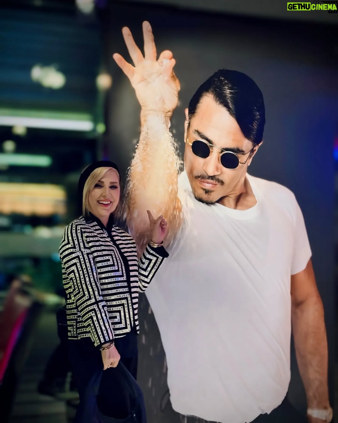 Marjaneh Golchin - 69K Likes - ❤️❤️❤️❤️
ما واقعا هنر کرده‌بودیم...
ما هنر کرده‌بودیم که با وجود زخم‌های بسیارمان، هنوز مهربان بودیم. ما هنر کرده‌بودیم که با وجود تمام دلخوری‌ها و رنج‌هایی که در ما اقامت داشت، همچنان لبخند می‌زدیم و دلمان نمی‌آمد کسی را برنجانیم و بانیِ شکستنِ هیچ دلی باشیم.
ما هنر کرده‌بودیم که خودمان بغض داشتیم و برای شادی و موفقیت دیگران دعا می‌کردیم.
ساده و بی‌شیله بودن هنر می‌خواست و ما از هنر لبریز بودیم، می‌خندیدیم و می‌بخشیدیم و کاری به کار هیچ‌کس نداشتیم...
#نرگس_صرافیان_طوفان‌🙏
#سفر #سفرنامه#دور_همی#اوقات_خوش#صداقت#راستی#هنر_میخواهد
#هوای_خودتو_داشته_باش#مرجانه_دلدار_گلچین#مرجانه_گلچین
 @marjanegolchin