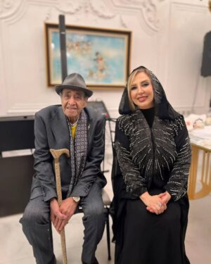 Marjaneh Golchin Instagram - 🎶🎻🎤📻
عکس مربوط به زمستان سال پیشه در محضر استاد اواز جناب ایرج  به مناسبت بزرگداشت ایشون که قطعا عاشقانه ,من و هزاران نفر چون من ,با صدای ملکوتیشون خاطرها دارند📻❤️ 
قدر پیشکسوتان عرصه هنر  رو بدانیم که گنجینه هایی هستند بی تکرار🙏
سر تعظیم فرود میارم به پاس سالها لذتی که از صدای زیباتون بردیم و بردم🙏💐
عمرتون طولانی سایتون مستدام💐❤️
#اواز #موسیقی_سنتی #موسیقی_غذای_روح #بی_تکرار #بی_مانند #اسطوره #چهرهای_ماندگار #ایرج_خواجه_امیری #نادر_گلچین_خواننده #تکریم #احترام #خواننده #فردین #سینمای_ایران#مرجانه_دلدار_گلچین #مرجانه_گلچین