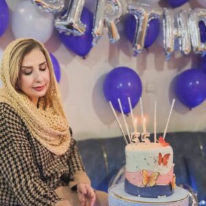 Marjaneh Golchin Instagram - 🎂❤️❄️

زن ها وقتی میخندند،
انگار دنیا میخندد،
میگویید نه؟!
فکر کنید به خنده های مادرتان؛
مادرتان که میخندید، پدرتان مگر میتوانست نخندد؟!
جنس زن خوب است که خنده رو باشد،
دنیا به لبخندشان نیازمند است؛
زن بخندد،
تمام مردان وابسته به آن میخندند
آنها بلدند کاری کنند
تا پدر بخندد، برادر بخندد
عشق بخندد
تمام در و دیوار خانه بخندد
دنیا بخندد..(#سیما_امیرخانی)
#عکسها از عسل عزیزم❤️( لطفا ورق بزنید🙏)
#زن #زنان_قدرتمند #بخند #خنداندن_زیباترین_کار_دنیاست #شادی_را_منتشر_کنیم🌹😍#پدر #مادر #خانواده #عشق #مرجانه_دلدار_گلچین #مرجانه_گلچین