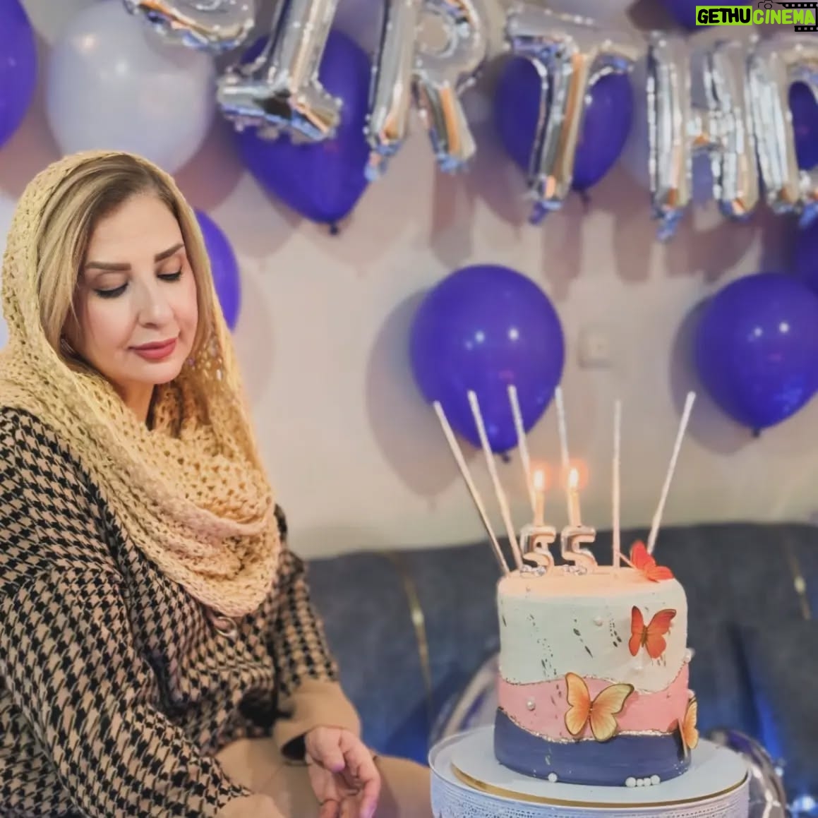 Marjaneh Golchin - 63.7K Likes - 🎂❤️❄️

زن ها وقتی میخندند،
انگار دنیا میخندد،
میگویید نه؟!
فکر کنید به خنده های مادرتان؛
مادرتان که میخندید، پدرتان مگر میتوانست نخندد؟!
جنس زن خوب است که خنده رو باشد،
دنیا به لبخندشان نیازمند است؛
زن بخندد،
تمام مردان وابسته به آن میخندند
آنها بلدند کاری کنند
تا پدر بخندد، برادر بخندد
عشق بخندد
تمام در و دیوار خانه بخندد
دنیا بخندد..(#سیما_امیرخانی)
#عکسها از عسل عزیزم❤️( لطفا ورق بزنید🙏)
#زن #زنان_قدرتمند #بخند #خنداندن_زیباترین_کار_دنیاست #شادی_را_منتشر_کنیم🌹😍#پدر #مادر #خانواده #عشق #مرجانه_دلدار_گلچین #مرجانه_گلچین