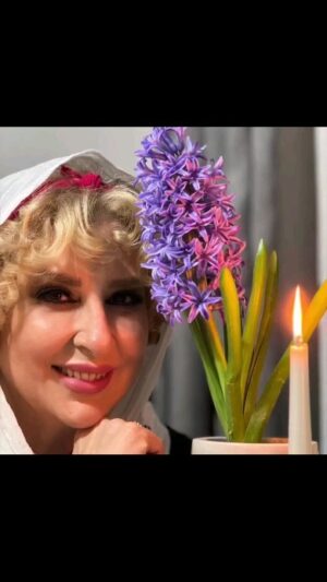 Marjaneh Golchin Instagram - 🪻❤️🌍🌸
همایون باد این سال و همه سال..❤️
.
#نورزتان_پیروز #همایون #عید #۱۴۰۳ #مرجانه_دلدارگلچین #مرجانه_گلچین