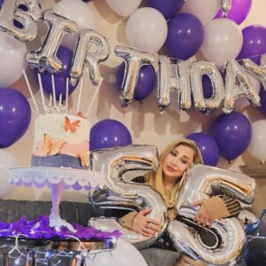 Marjaneh Golchin Instagram - 🎂❤️❄️

زن ها وقتی میخندند،
انگار دنیا میخندد،
میگویید نه؟!
فکر کنید به خنده های مادرتان؛
مادرتان که میخندید، پدرتان مگر میتوانست نخندد؟!
جنس زن خوب است که خنده رو باشد،
دنیا به لبخندشان نیازمند است؛
زن بخندد،
تمام مردان وابسته به آن میخندند
آنها بلدند کاری کنند
تا پدر بخندد، برادر بخندد
عشق بخندد
تمام در و دیوار خانه بخندد
دنیا بخندد..(#سیما_امیرخانی)
#عکسها از عسل عزیزم❤️( لطفا ورق بزنید🙏)
#زن #زنان_قدرتمند #بخند #خنداندن_زیباترین_کار_دنیاست #شادی_را_منتشر_کنیم🌹😍#پدر #مادر #خانواده #عشق #مرجانه_دلدار_گلچین #مرجانه_گلچین