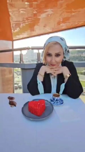 Marjaneh Golchin Instagram - 👍☕️🍰❤️
خوشبختى سراغ کسانى میرود که بلدند بخندند.😁
این زندگى نیست که زیباست. این ما هستیم که زندگى را زیبا یا زشت مى بینیم🫠. دنبال رسیدن به یک خوشبختى بى نقص نباشید🙄. از چیزهاى کوچک زندگى لذت ببرید🤗 اگر آن ها را کنار هم بگذارید، مى توانید کل مسیر را با خوشحالى طى کنید 🏃‍♀️🏃

من خوشحالم که با شما این مسیر ده ساله فعالیتم در اینستا رو طی کردم  دوستتون دارم هموطنای گلم بمونیم برای هم دو ملیون سال😁👍❤️
@marjanegolchin

📖 کمی قبل از خوشبختی
✍🏻 #انیس_لودی
#ملت #هموطنان #خوشبختی#اینستا #فالوور #لایک ##followers #instagood #followforfollowback #marjangolchin #مرجانه_دلدار_گلچین #مرجانه_گلچین