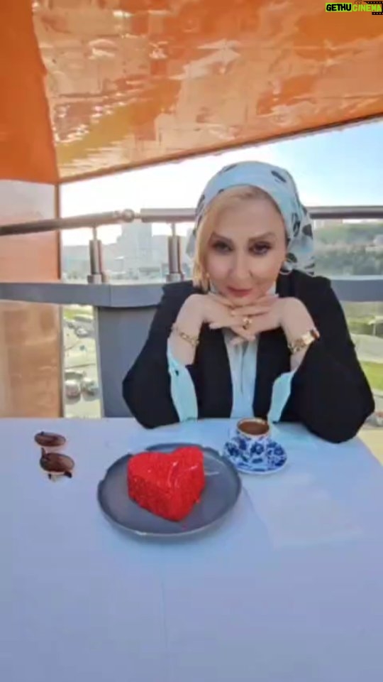 Marjaneh Golchin - 69.9K Likes - 👍☕️🍰❤️
خوشبختى سراغ کسانى میرود که بلدند بخندند.😁
این زندگى نیست که زیباست. این ما هستیم که زندگى را زیبا یا زشت مى بینیم🫠. دنبال رسیدن به یک خوشبختى بى نقص نباشید🙄. از چیزهاى کوچک زندگى لذت ببرید🤗 اگر آن ها را کنار هم بگذارید، مى توانید کل مسیر را با خوشحالى طى کنید 🏃‍♀️🏃

من خوشحالم که با شما این مسیر ده ساله فعالیتم در اینستا رو طی کردم  دوستتون دارم هموطنای گلم بمونیم برای هم دو ملیون سال😁👍❤️
@marjanegolchin

📖 کمی قبل از خوشبختی
✍🏻 #انیس_لودی
#ملت #هموطنان #خوشبختی#اینستا #فالوور #لایک ##followers #instagood #followforfollowback #marjangolchin #مرجانه_دلدار_گلچین #مرجانه_گلچین