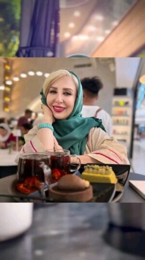 Marjaneh Golchin Instagram - 😋👌🍗🍽🥗
امان از دست اين تميزى ، كيا مثل من رستوران ميرن اخرش كه غذا شون تموم ميشه تا ظرفها روخالى نكنن، رو هم نچينن، غذاهاى دست نخورده رو راست و ريست نكنن ،روميزو دستمال نكشن، زير پاشونو نگاه نكنن مبادا اشغالى كلينكسى نيوفتاده باشه بردارن، جاسيگاريى كه معمولا روى ميزها هست خالى نكنن، صندلى رو به حالت اولش بر نگردونن، بى رودر وايستى اگر ميشد ظرفهارو نشورن خشك نكنن سر جاش مرتب نچينن دست از سر اون رستوران و اون ميز بر نمیدارن؟ خودشون اينجا اعتراف كنن🤨 ديشبم يكى از همون شبها بود غذا رو خورديم نيم ساعت🤨 تميز كارى كردم يكساعت🙄، تا ديدم تنهام 😬آقا افتادم به جون میز و چيز ميزارو جابه جا كردن😉 انقدر اين چيز ميزارو جابه به جا كردم كه آخرش چيز شد🙄 افتضاح شد😟حالا خرابكارى يه طرف😲من نميدونم اون خاك قهویه چى بود؟ قهوه بود؟ خاك رنگ شده بود؟ راستى چى بود كه من به باد فنا دادم 🤔؟ بايد اين عادت بدم و ترك كنم🤫 ﮔرچه ترک عادت موجب مرضه🥴
.
.
#کافه #کافه_گردی #تمیزی #وسواس_ذهنی #رها_کردن #خنده #خوشحالی #غذای_سالم #مرجانه_گلچین #مرجانه_دلدار_گلچین