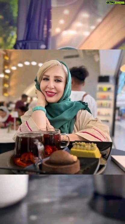 Marjaneh Golchin - 79.6K Likes - 😋👌🍗🍽🥗
امان از دست اين تميزى ، كيا مثل من رستوران ميرن اخرش كه غذا شون تموم ميشه تا ظرفها روخالى نكنن، رو هم نچينن، غذاهاى دست نخورده رو راست و ريست نكنن ،روميزو دستمال نكشن، زير پاشونو نگاه نكنن مبادا اشغالى كلينكسى نيوفتاده باشه بردارن، جاسيگاريى كه معمولا روى ميزها هست خالى نكنن، صندلى رو به حالت اولش بر نگردونن، بى رودر وايستى اگر ميشد ظرفهارو نشورن خشك نكنن سر جاش مرتب نچينن دست از سر اون رستوران و اون ميز بر نمیدارن؟ خودشون اينجا اعتراف كنن🤨 ديشبم يكى از همون شبها بود غذا رو خورديم نيم ساعت🤨 تميز كارى كردم يكساعت🙄، تا ديدم تنهام 😬آقا افتادم به جون میز و چيز ميزارو جابه جا كردن😉 انقدر اين چيز ميزارو جابه به جا كردم كه آخرش چيز شد🙄 افتضاح شد😟حالا خرابكارى يه طرف😲من نميدونم اون خاك قهویه چى بود؟ قهوه بود؟ خاك رنگ شده بود؟ راستى چى بود كه من به باد فنا دادم 🤔؟ بايد اين عادت بدم و ترك كنم🤫 ﮔرچه ترک عادت موجب مرضه🥴
.
.
#کافه #کافه_گردی #تمیزی #وسواس_ذهنی #رها_کردن #خنده #خوشحالی #غذای_سالم #مرجانه_گلچین #مرجانه_دلدار_گلچین