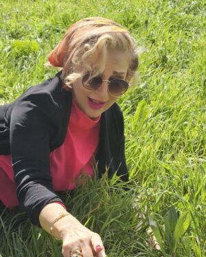 Marjaneh Golchin Instagram - ❤️🪻🍀🪻❤️
به یادت سبزه‌ای را من گره بستم
به یاد کل آدم‌ها...
و با چشمانِ بر هم، آرزو کردم
به او گفتم: خدایا! بارالها! حالِ مردم را،
و اوضاع و سر و احوال مردم را
خودت جوری فراهم کن.
به جان‌ها امنیت، دل‌ها امید و غصه‌ها را اندکی پایان
به لب‌ها خنده، تن‌ها عافیت، جان و روان و زندگی‌هاشان، سر و سامان...
برایت من دعا کردم...
الهی سال خوبی باشد و
احوال خوبی باشد و
شاداب‌تر، آگاه‌تر، آرام‌تر باشیم.🌱

#نرگس_صرافیان_طوفان‌
@marjanehgolchin
#سال_خوب#اگاهی#ارامش#خنده#عاقبت_به_خیری #سبزه_عید