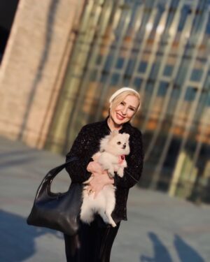 Marjaneh Golchin Instagram - 🐶❤️
آیا می‌دانید چرا اکثر نجات‌یافتگان هولوکاست، گیاه‌خوار هستند؟
چون می‌دانند که مانند یک حیوان با شما رفتار شدن چه حسی دارد
#چاک_پالانیک

پ.ن:
این سگو به عشق یک کسی بغل کردم🐶
که سگش درست شبیه همین سگه است  اسمشم کپله❤️
اگه گفتین عشق من کیه؟🫠❤️

#با_حیوانات_مهربان_باشیم #با_طبیعت_مهربان_باشیم #با_هم_مهربان_باشیم #خشونت #گیاهخواری_نجات_زمین