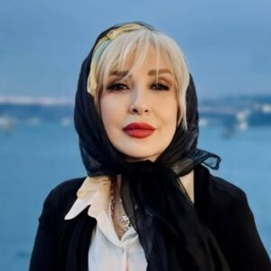 Marjaneh Golchin Instagram - 🌊⚓️⛴️🛶
گفتم: "خیلی ممنون! خودم یک‌ کاریش می‌کنم" و برگشتم و به غرق شدنم ادامه دادم. منی که همیشه ترجیح داده‌ام به اختیار خودم بمیرم تا به زور و منت دیگران، نجات داده شوم...
#نرگس_صرافیان_طوفان‌🙏❤️
( لطفا ورق بزنید🙏)
@marjanegolchin
#خودت_باش#ترجیحمه#غرق_شدن#بی_منت#ایستاده#مردن#ناجی_من #خود #من #به_خودت_تکیه_کن #به_خودت_احترام_بذار #به_خودت_ایمان_داشته_باش #تو_فقط_خدا_رو_داری