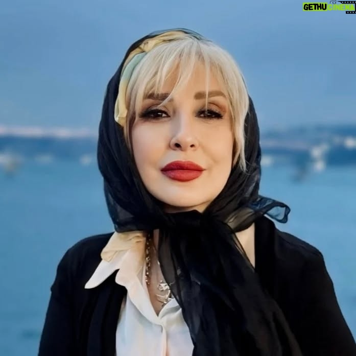 Marjaneh Golchin - 55.7K Likes - 🌊⚓️⛴️🛶
گفتم: "خیلی ممنون! خودم یک‌ کاریش می‌کنم" و برگشتم و به غرق شدنم ادامه دادم. منی که همیشه ترجیح داده‌ام به اختیار خودم بمیرم تا به زور و منت دیگران، نجات داده شوم...
#نرگس_صرافیان_طوفان‌🙏❤️
( لطفا ورق بزنید🙏)
@marjanegolchin
#خودت_باش#ترجیحمه#غرق_شدن#بی_منت#ایستاده#مردن#ناجی_من #خود #من #به_خودت_تکیه_کن #به_خودت_احترام_بذار #به_خودت_ایمان_داشته_باش #تو_فقط_خدا_رو_داری