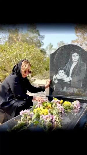 Marjaneh Golchin Instagram - 🖤🕯🕯🕯🕯🕯🕯🖤
در آن شب سرد پاییز،آهنگ سفر میکردی
از رهگذری محنت خیز،دیدم که گذر میکردی
درد عشق و انتظار
دارم زان شب یادگار
تو رفتی و دلم غمین شد 
قرین اه آتشین شد
از آن شبی که بر نگشتی
چهارسال گذشت💔🖤😢😭
🖤🕯🕯🕯🕯🕯🕯🖤
📷🎞پارسای عزیزم
#مادر #مادران_آسمانی #هجران #دوری #فراق#تنهایی #عشقِ #پروین_خواننده #الهه_خواننده#بسطامی_ایرج #تورج_نگهبان #کریم_فکور #آهنگساز #همایون_خرم#مرجان #مرجانه #مرجانه_دلدار_گلچین #مرجانه_گلچین