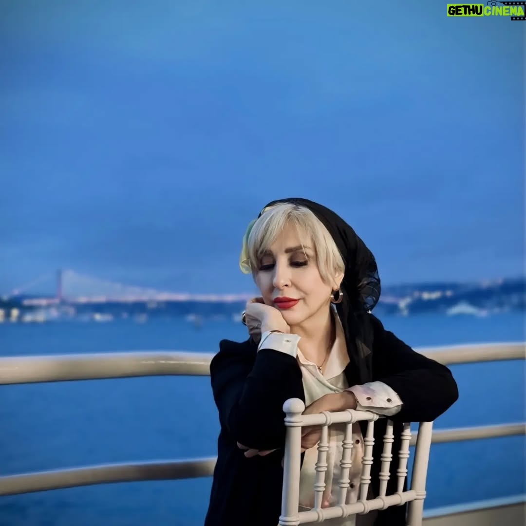 Marjaneh Golchin - 55.7K Likes - 🌊⚓️⛴️🛶
گفتم: "خیلی ممنون! خودم یک‌ کاریش می‌کنم" و برگشتم و به غرق شدنم ادامه دادم. منی که همیشه ترجیح داده‌ام به اختیار خودم بمیرم تا به زور و منت دیگران، نجات داده شوم...
#نرگس_صرافیان_طوفان‌🙏❤️
( لطفا ورق بزنید🙏)
@marjanegolchin
#خودت_باش#ترجیحمه#غرق_شدن#بی_منت#ایستاده#مردن#ناجی_من #خود #من #به_خودت_تکیه_کن #به_خودت_احترام_بذار #به_خودت_ایمان_داشته_باش #تو_فقط_خدا_رو_داری