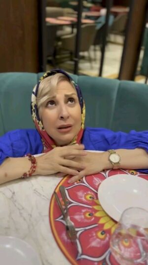 Marjaneh Golchin Instagram - 🍜🥦🥬🥒🥗
قصه های من و بد شانسی های  من🙄
نه تو طیاه روهوا جامه🛩😷 بو میداد یادتونه که)نه رو زمین تو ماشین🚗😫😰 تسمه تایم پاره کرده بود گرمم بود تو مکانیکی گیر کرده بودم )
نه تو رستوران🖼 آخه این میزه؟ شما اینو واسه کی ساختین؟ واسه مرحوم روان شاد شیر علی قصاب؟ تا نشستم رو مبل که مثلا لمی داده باشم یه چای پاسبان دیده بدون تازه هیچی🥧🎂🍰🧁 بخورم غرق شدم از من فقط یه کله👱 باقی موند که دو تا دست از اینور اونورش بهش وصل بود🙅‍♀️ حالا کار نداریم تر و فرز بودن  چای پاسبان دیده رو زود ی آورد اندازه یه بشکن زدن🫰 ولی چطوری میخواستم بخورم ؟اگه می‌ریخت روم چه خاکی به سرم🙆‍♀️ می ریختم می سوختم آتش میگرفتم🥵 
آخ پیشونی🤦‍♀️ منو کجاها که نمیشونی😫 آقایون رستوران دار همه که قدرشید ندارن؟ یکمم به ما فکر کنید به کوتاه‌تر ازما فکر کنید ما دل نداریم ؟ ما دلمون نمیخواد راحت پشت میز بشینم همون چای پاسبان دیده مون رو راحت  بخوریم🤔
به قول نقی سریال پایتخت آخ که چقدر من بدبختم😉😘
#رستوران#کافه#چای#شیرینی_بی_شیرینی#قند_ممنوع#کاهو#سبزیجات#سالم_خوری#بالا_بالا_جامون_نیست#مرجانه_دلدار_گلچین
#مرجانه_گلچین