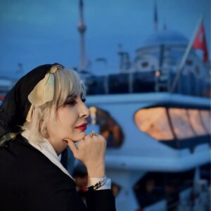 Marjaneh Golchin Instagram - 🌊⚓️⛴️🛶
گفتم: "خیلی ممنون! خودم یک‌ کاریش می‌کنم" و برگشتم و به غرق شدنم ادامه دادم. منی که همیشه ترجیح داده‌ام به اختیار خودم بمیرم تا به زور و منت دیگران، نجات داده شوم...
#نرگس_صرافیان_طوفان‌🙏❤️
( لطفا ورق بزنید🙏)
@marjanegolchin
#خودت_باش#ترجیحمه#غرق_شدن#بی_منت#ایستاده#مردن#ناجی_من #خود #من #به_خودت_تکیه_کن #به_خودت_احترام_بذار #به_خودت_ایمان_داشته_باش #تو_فقط_خدا_رو_داری