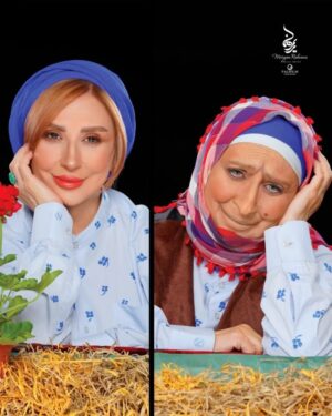 Marjaneh Golchin Instagram - « خونه‌ی مادربزرگه »

تلویزیون ناسیونال قدیمی درون جعبه‌ی تلویزیون، روی میز چوبی با پایه‌های منحنی و رو تلویزیونیِ  پارچه گل‌گلی که یه مثلث از تصویر رو می‌پوشوند ؛ عرق بعد از مدرسه و کیف مدرسه‌ی پاشیده شده وسط قالیچه ، شربتِ مامان و صدای هم زدن و سرگیجه‌ی یخ در سکنجبین…
مبهوت در تصویر تلویزیون و صدای «جانِ قربان» هنگامه‌ی مفید در شخصیت مادربزرگ ِ مرضیه‌ی برومند ، ترس ِ مخمل و چهره‌ی بی‌تفاوت هاپوکومار؛ 
صداهای دلنشین فاطمه معتمدآریا ، رضا بابک ، راضیه برومند ، بهرام شاه محمدلو و مریم سعادت…
سلیقه‌ی دهه‌ ۶۰ و اوایل دهه ۷۰ ، زندگی هزار قصه با غصه و شادی ، معجونی از غم و شادی و ترس امّا بدون اضطراب…!
خاطره‌هایی که ساختند
من را ، تو را ، جامعه را و ایران را…

و امروز هالووین بهانه‌‌ای‌ست برای نسل جدید تا با یادآوری خاطراتمان ، احساسی عمیق و مشترک بین همه‌ی انسان‌ها ایجاد کند…✨
مثل همان روح یکتای «مادربزرگ» در خانه‌ی مادربزرگه…

«خونه‌ی مادربزرگه» اثر زیبای مرضیه برومند و احمد بهبهانی با آهنگسازی فوق‌العاده‌ی بهرام دهقان‌یار و عروسک‌گردانی دلنشین ایرج طهماسب و حمید جبلی🌟
Beautiful actress:
@marjanegolchin 
Makeup artist:
@maryamrahnama__ 
Hairstyle:
@minanorozi_hairstyle 
Beauty salon:
@maryamrahnamabeauty 
Photography studio:
@falifilm 
Camerawomen & Videography:
@fatemeh_kooraei 
🌟
#هالووین #خونه_مادربزرگه #گریم #مرضیه_برومند #دهه۶۰ #نوستالژی #میکاپ #گریم_هالووین #سینما #مریم_رهنما #مرجانه_گلچین
#cinema #makeup #maryamrahnamabeauty #Halloween