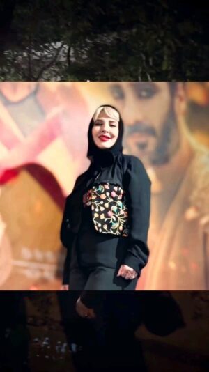 Marjaneh Golchin Instagram - 🤔🤔🤔🤔🤔🤔🤨
چی بگم؟🤐
خدا هیچکس و گرفتار این وضعیت نکنه؟🥴
دیگه مگه میفهمی نمایش چیه؟😖 
به جای اینکه فکرت متمرکز بشه روی کار اونم یه کار به این قشنگی👌
ناخودآگاه فکرت میره یه جای دیگه کجا؟ بماند.............🥴
چرا یکم برای مردم ارزش قايل نمیشید ؟ بابا بنده خداها کلی پول دادن،💰 وقت گذاشتن،🕛 اهمیت دادن که بیان یه کار باارزش ببینن 👀خوب این آدم با تمام تجهیزاتش که بهش وصله آمده نمایش ببینه ،نکنه فکر کردین طرف کلیه و دم و دستگاهشو خونه جا گذاشته امده 🥴؟ اولش باید تو  یه صف که نگم براتون وایسته خودشو راحت کنه برای سه ساعت دیدن  نمایش🤨 خوب بعدشو  طرف باید چه بکنه، شاید کفشش عین من پاشنه بلنده، شاید پیره👵، شاید بچه است👱‍♂️👱‍♀️ ، شاید دم و  دستگاهش اشکال داره😮‍💨 لذت که نمیبره هیچ🤫 ، همش در پیچ و تابه😒 نمی ذاره بقل دستیشم فیض ببره تا جایی که شاید ردیف پشتیش تو دلش بگه ای فلج بشی بشین دیگه چرا انقدر اين پا و اون پا میکنی😡
آخه نمیدونه که چه به حال اون بدبخت داره میگذره که😫 جایگاه اجرای نمایش شرق یه دونه🚽 تخلیه گاه برای خواهران یه دونه برای برادران  غرب 🤢
آخه این درسته؟  هم پول بدی هم شب از درد کلیه نتونی بخوابی؟
شما قضاوت کنید🫡
#توالت #سرویس_بهداشتی #الزامات #کلیه_درد #نگید_نگفتی #کو_گوش_شنوا_آخه😞😞#کاخ_سعد_اباد #نمایش#سیصد #مرجانه_دلدار_گلچین #مرجانه_گلچین