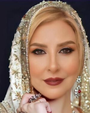 Marjaneh Golchin Instagram - خواستم بگم؛ آدم می‌تونه حالش خوب نباشه ولی آرایش کنه.
آدم می‌تونه حالش خوب نباشه اما بره مهمونی، آدم می‌تونه حالش خوب نباشه ولی بره سفر، بره کافه، بره رستوران... 
کی از دلِ کی خبر داره؟!
#نرگس_صرافیان_طوفان🩵🦋 
#کی_از_دل_کی_خبر_داره #فضاوت_ممنوع#همدیگرو_قضاوت_نکنیم❤️🙏🏾 #همدیگرو_دوست_داشته_باشیم #تو_از_من_چی_میدونی #نرنجونیم_کسیو #فرصت #دوست_داشته_شدن #دوست #مرجانه_دلدار_گلچین #مرجانه_گلچین 
@marjanegolchin