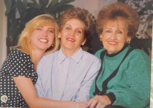 Marlene Maseda Instagram - Hoy me encontré con éste tesoro. Aquí, con mi abuela materna Isabel y mi mamá Marina, comprendo con más claridad que sanar el linaje es un acto de amor profundo. Sanar es reconocer, aceptar y honrar a quienes vinieron antes; es tomar lo bueno con gratitud y devolver con respeto el dolor que no nos pertenece.

En esta foto yo tenía 24 años, solo era madre de mi hijo mayor, Tortu, que entonces tenía 4 años, y ya la vida me mostraba —aunque aún no lo sabía— que la abundancia fluye a través del vínculo con la madre y la abuela, cuando el sistema está en orden y sostenido por el amor. Me reconozco como buena hija y buena nieta; también como una madre responsable y, en su momento, una esposa comprometida.

Mi aprendizaje fue retador, pero hoy puedo decir que integré las lecciones que la vida tenía preparadas para mí. Sin duda, hice lo mejor que pude según mi nivel de conciencia en cada etapa, y eso también es honrar la historia que me habita.

Gracias por todo ❤️