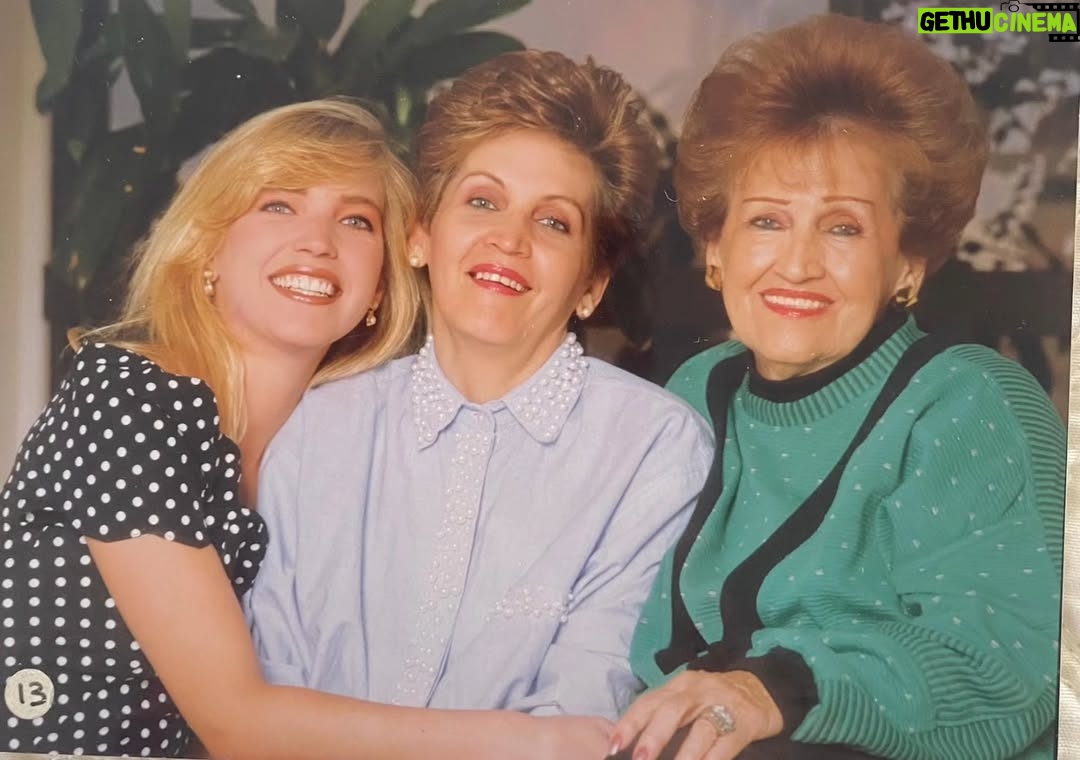 Marlene Maseda - 411 Likes - Hoy me encontré con éste tesoro. Aquí, con mi abuela materna Isabel y mi mamá Marina, comprendo con más claridad que sanar el linaje es un acto de amor profundo. Sanar es reconocer, aceptar y honrar a quienes vinieron antes; es tomar lo bueno con gratitud y devolver con respeto el dolor que no nos pertenece.

En esta foto yo tenía 24 años, solo era madre de mi hijo mayor, Tortu, que entonces tenía 4 años, y ya la vida me mostraba —aunque aún no lo sabía— que la abundancia fluye a través del vínculo con la madre y la abuela, cuando el sistema está en orden y sostenido por el amor. Me reconozco como buena hija y buena nieta; también como una madre responsable y, en su momento, una esposa comprometida.

Mi aprendizaje fue retador, pero hoy puedo decir que integré las lecciones que la vida tenía preparadas para mí. Sin duda, hice lo mejor que pude según mi nivel de conciencia en cada etapa, y eso también es honrar la historia que me habita.

Gracias por todo ❤️