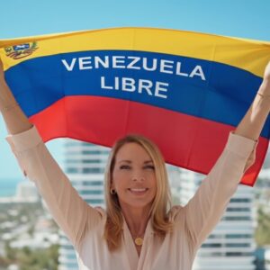 Marlene Maseda Instagram - Sentir que estamos en libertad va mucho más allá de un lugar o de una circunstancia; es una emoción que nace en el alma y se sostiene con esperanza. 🇻🇪

Esta bandera no solo representa una nación, representa la fe, la resiliencia y la certeza de que la libertad comienza cuando no dejamos de creer. Venezuela vive en mí, en mi voz, en mi historia y en el compromiso de honrarla siempre, con amor, conciencia y convicción.