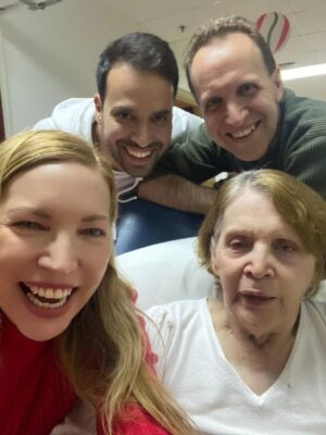 Marlene Maseda Instagram - Esta foto junto a mi mami y mis hermanos me llena el corazón de una felicidad profunda.

💛 Es un recordatorio vivo de dónde vengo, de los lazos que me sostienen y del amor que permanece más allá del tiempo.

A veces quisiera que el tiempo se detuviera aquí, en este instante eterno donde todo está completo… pero también honro los designios de la vida, que nos invita a crecer, a cambiar y a amar incluso en la distancia.

Este camino nos transforma, y el amor —cuando es real— siempre encuentra la forma de permanecer.

Gracias a Dios por tanto 🙏