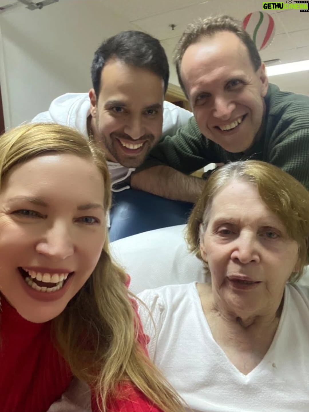 Marlene Maseda - 703 Likes - Esta foto junto a mi mami y mis hermanos me llena el corazón de una felicidad profunda.

💛 Es un recordatorio vivo de dónde vengo, de los lazos que me sostienen y del amor que permanece más allá del tiempo.

A veces quisiera que el tiempo se detuviera aquí, en este instante eterno donde todo está completo… pero también honro los designios de la vida, que nos invita a crecer, a cambiar y a amar incluso en la distancia.

Este camino nos transforma, y el amor —cuando es real— siempre encuentra la forma de permanecer.

Gracias a Dios por tanto 🙏