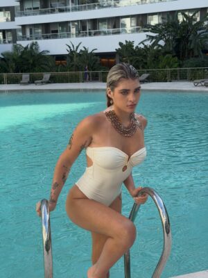 Marta Fort Instagram - Tapa para @holaarg 
📸 @matiasjsalgado
🖌️ @gabytagrosso
👗 @florbaragiani @ernie_ba 
👙 @bebrand.ab @ailen_bechara 
💇‍♀️ @saul_fernandez_estilista @adn_concept @cristianreystyle
💄 @nahuelito405
Press @nataliaromanpress