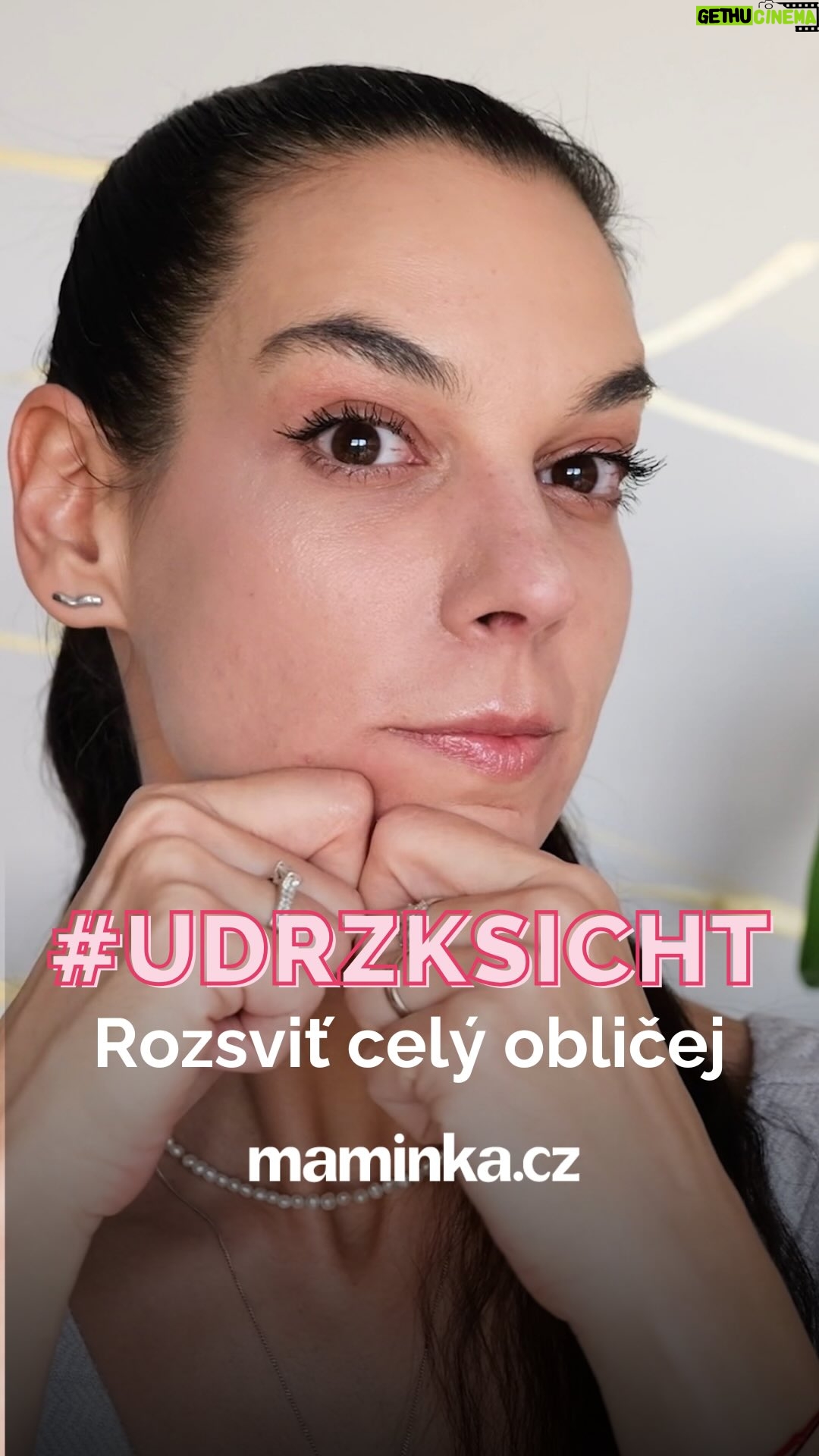 Marta Ondráčková - 2.2K Likes - NOVÝ KSICHTÍK, míň unavený, povolený, víc podobný tomu, který na Tebe koukal ze zrcadla před pár lety 👩🏻🪞. Pojď se mnou vplout do nového roku s návyky, které efektivně posilují kondici obličeje a budou Tě bavit 🎉
Těším se na naše společné potkávání ❤️
#udrzksicht #udrzlife #rutina #masaz #tvujoblicej #zrcadlo