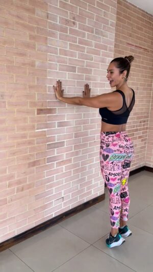 Martha Isabel Bolaños Instagram - Si antes bailaba, ahora prepárense 😌😎🎵💃. No puedo llevar a mis bailarines pero me voy con sus enseñanzas! Gracias @camilosanchez1323  Honrada de que seas mi profesor! 👏🏼🎵🕺🏻