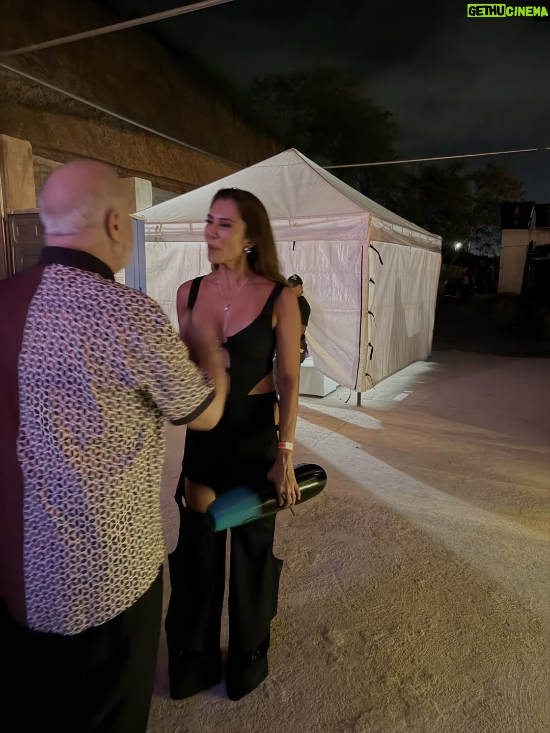 Martha Isabel Bolaños - 12.6K Likes - ❤️Bue… paso sin el menor reparo a ostentar del honor  que tuve anoche.  Pero no son solo las fotos, es que tus ídolos te reconozcan y se alegren de verte y se sepan tu nombre y se pongan felices de tómarse la foto contigo.  Son Fans de Betty La Fea! Que Richie Bastar diga q fue un privilegio conocerte  cuando el privilegio  fue todo mío, eso No tiene precio. Cómo se puede sentir tanto amor por estos hombres…  Yo doy fotos con el mayor de los gustos, pero siempre me ha dado  vergüenza pedirlas.  Anoche con pena y todo me atreví aprovechando que podía tener acceso a su lugar privado; y eso me hizo entender un poco más  lo q siente la gente cuando nos ve como sus artistas admirados, al no estar en sus zapatos no se logra dimensionar, pero anoche lo viví. Es muy muy emocionante.  Gracias @gcqpromotions  y @laboqueriacali  por brindarnos este momento imborrable y privilegiado. 
Inmensa gratitud @elgrancombodepuertorico grancombo
#salsa #cali #grancombo #marthaisabelbolaños 🎵🩵