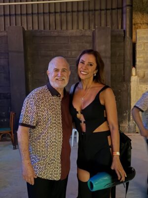 Martha Isabel Bolaños Instagram - ❤️Bue… paso sin el menor reparo a ostentar del honor  que tuve anoche.  Pero no son solo las fotos, es que tus ídolos te reconozcan y se alegren de verte y se sepan tu nombre y se pongan felices de tómarse la foto contigo.  Son Fans de Betty La Fea! Que Richie Bastar diga q fue un privilegio conocerte  cuando el privilegio  fue todo mío, eso No tiene precio. Cómo se puede sentir tanto amor por estos hombres…  Yo doy fotos con el mayor de los gustos, pero siempre me ha dado  vergüenza pedirlas.  Anoche con pena y todo me atreví aprovechando que podía tener acceso a su lugar privado; y eso me hizo entender un poco más  lo q siente la gente cuando nos ve como sus artistas admirados, al no estar en sus zapatos no se logra dimensionar, pero anoche lo viví. Es muy muy emocionante.  Gracias @gcqpromotions  y @laboqueriacali  por brindarnos este momento imborrable y privilegiado. 
Inmensa gratitud @elgrancombodepuertorico grancombo
#salsa #cali #grancombo #marthaisabelbolaños 🎵🩵