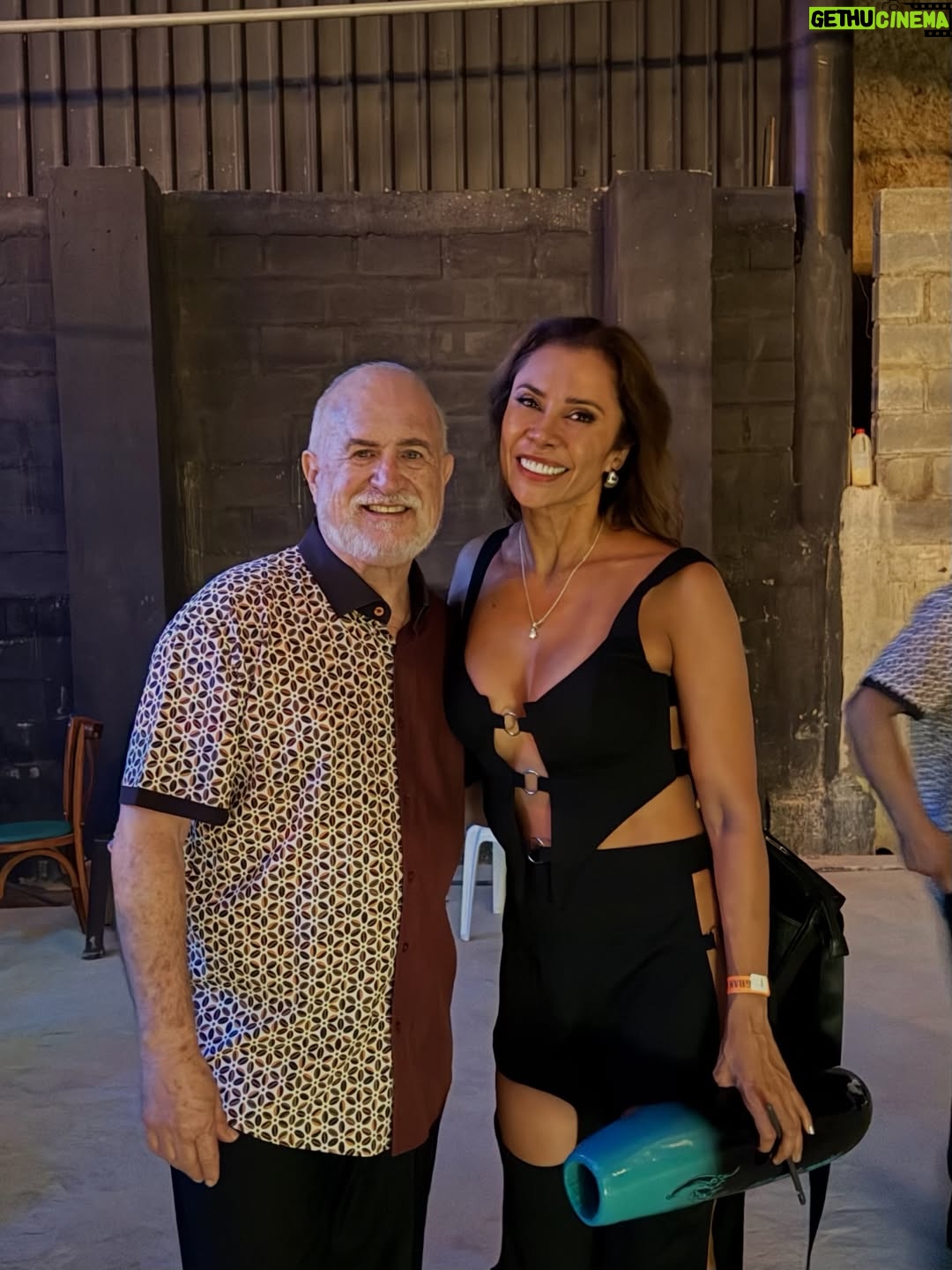 Martha Isabel Bolaños - 12.6K Likes - ❤️Bue… paso sin el menor reparo a ostentar del honor  que tuve anoche.  Pero no son solo las fotos, es que tus ídolos te reconozcan y se alegren de verte y se sepan tu nombre y se pongan felices de tómarse la foto contigo.  Son Fans de Betty La Fea! Que Richie Bastar diga q fue un privilegio conocerte  cuando el privilegio  fue todo mío, eso No tiene precio. Cómo se puede sentir tanto amor por estos hombres…  Yo doy fotos con el mayor de los gustos, pero siempre me ha dado  vergüenza pedirlas.  Anoche con pena y todo me atreví aprovechando que podía tener acceso a su lugar privado; y eso me hizo entender un poco más  lo q siente la gente cuando nos ve como sus artistas admirados, al no estar en sus zapatos no se logra dimensionar, pero anoche lo viví. Es muy muy emocionante.  Gracias @gcqpromotions  y @laboqueriacali  por brindarnos este momento imborrable y privilegiado. 
Inmensa gratitud @elgrancombodepuertorico grancombo
#salsa #cali #grancombo #marthaisabelbolaños 🎵🩵