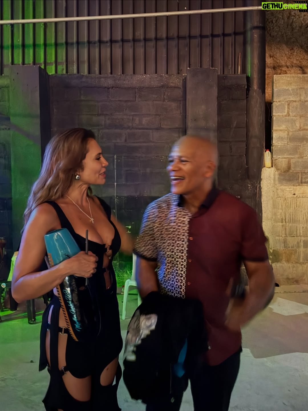Martha Isabel Bolaños - 12.6K Likes - ❤️Bue… paso sin el menor reparo a ostentar del honor  que tuve anoche.  Pero no son solo las fotos, es que tus ídolos te reconozcan y se alegren de verte y se sepan tu nombre y se pongan felices de tómarse la foto contigo.  Son Fans de Betty La Fea! Que Richie Bastar diga q fue un privilegio conocerte  cuando el privilegio  fue todo mío, eso No tiene precio. Cómo se puede sentir tanto amor por estos hombres…  Yo doy fotos con el mayor de los gustos, pero siempre me ha dado  vergüenza pedirlas.  Anoche con pena y todo me atreví aprovechando que podía tener acceso a su lugar privado; y eso me hizo entender un poco más  lo q siente la gente cuando nos ve como sus artistas admirados, al no estar en sus zapatos no se logra dimensionar, pero anoche lo viví. Es muy muy emocionante.  Gracias @gcqpromotions  y @laboqueriacali  por brindarnos este momento imborrable y privilegiado. 
Inmensa gratitud @elgrancombodepuertorico grancombo
#salsa #cali #grancombo #marthaisabelbolaños 🎵🩵