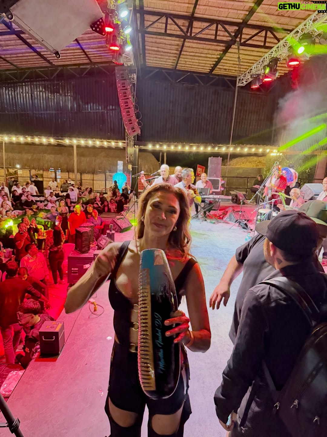 Martha Isabel Bolaños - 12.6K Likes - ❤️Bue… paso sin el menor reparo a ostentar del honor  que tuve anoche.  Pero no son solo las fotos, es que tus ídolos te reconozcan y se alegren de verte y se sepan tu nombre y se pongan felices de tómarse la foto contigo.  Son Fans de Betty La Fea! Que Richie Bastar diga q fue un privilegio conocerte  cuando el privilegio  fue todo mío, eso No tiene precio. Cómo se puede sentir tanto amor por estos hombres…  Yo doy fotos con el mayor de los gustos, pero siempre me ha dado  vergüenza pedirlas.  Anoche con pena y todo me atreví aprovechando que podía tener acceso a su lugar privado; y eso me hizo entender un poco más  lo q siente la gente cuando nos ve como sus artistas admirados, al no estar en sus zapatos no se logra dimensionar, pero anoche lo viví. Es muy muy emocionante.  Gracias @gcqpromotions  y @laboqueriacali  por brindarnos este momento imborrable y privilegiado. 
Inmensa gratitud @elgrancombodepuertorico grancombo
#salsa #cali #grancombo #marthaisabelbolaños 🎵🩵