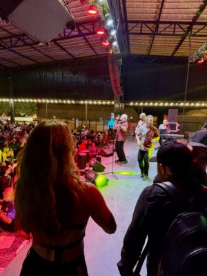 Martha Isabel Bolaños Instagram - ❤️Bue… paso sin el menor reparo a ostentar del honor  que tuve anoche.  Pero no son solo las fotos, es que tus ídolos te reconozcan y se alegren de verte y se sepan tu nombre y se pongan felices de tómarse la foto contigo.  Son Fans de Betty La Fea! Que Richie Bastar diga q fue un privilegio conocerte  cuando el privilegio  fue todo mío, eso No tiene precio. Cómo se puede sentir tanto amor por estos hombres…  Yo doy fotos con el mayor de los gustos, pero siempre me ha dado  vergüenza pedirlas.  Anoche con pena y todo me atreví aprovechando que podía tener acceso a su lugar privado; y eso me hizo entender un poco más  lo q siente la gente cuando nos ve como sus artistas admirados, al no estar en sus zapatos no se logra dimensionar, pero anoche lo viví. Es muy muy emocionante.  Gracias @gcqpromotions  y @laboqueriacali  por brindarnos este momento imborrable y privilegiado. 
Inmensa gratitud @elgrancombodepuertorico grancombo
#salsa #cali #grancombo #marthaisabelbolaños 🎵🩵