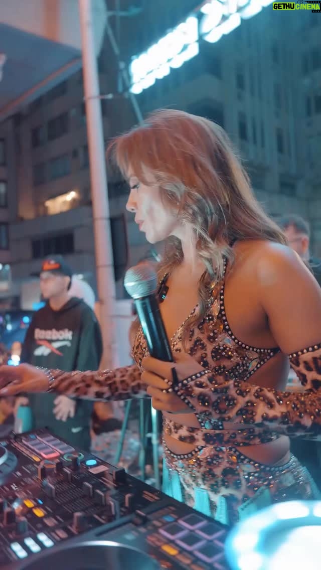 Martha Isabel Bolaños - 17.5K Likes - 🎵🩵Viernes 19 de diciembre del 2025!
Que momento! Toqué, bailé, brinqué pero sobre todo me hice  presente cada segundo para no perderme este gran  intercambio energético de amor! Porque esa calle es un acto de amor!  Mi gente me hizo realidad un sueño! Y mi ciudad hace varios años  me devolvió el alma! Que poder somos los caleños! Gracias padre hermoso por regalarme momentos así! @lacalledelsaborcali gracias como siempre a mi profe y productor @rjmusiccolombia a 
@franksabadibap y @camilorengifomusic dos de mis músicos de Salsa Glam que hicieron un esfuerzo enorme por llegar! A @titereentertainment por apoyarme y guiarme desde el 1 momento! A mi amiga @ginacalderonosorio  @ginasexologa que llegó a acompañarme con su dulce presencia a @aguardienteblancodelvalleof @origendelvalle a
🎥 by @nordiko.studio 
@caspiedad  por mi 👗 Y a cada uno de las almitas salseras que estuvieron esa noche allí bajo la amenaza de lluvia y sin intención de moverse! Q nivel 🔥👏🏼👏🏼👏🏼. Love you all! #dj #marthaisabelbolaños #cali #calledelsabor 🎵❤️