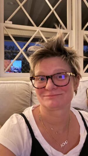 Martha Plimpton Instagram - 2025 was an extremely difficult year for the entire world. I’m very glad it’s over. BUT!!! Some good things did happen. And I’m very grateful. Happy new year, everyone. Rest well tonight because tomorrow we start all over again. @caitlynlace, @sorelcarradine, @officialevercarradine @meredithsalenger @kelliohara @liptongram @clareperkinsofficial @lynettelinton1 @lealeabest @jessetyler @nigelilley @rainjphoenix @peterjason99 @meredithmacneill @ferrifrump @dickiesampsoun @howardmcgillin #alfalfa #Walter #2025