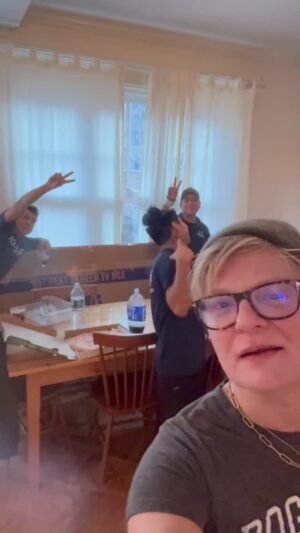 Martha Plimpton Instagram - @roadwaymoving Your guys are INCREDIBLE. AMAZING. MAGIC. SAVIORS. THANK YOU FROM THE BOTTOM OF MY HEART. I CANNOT THANK YOU ENOUGH. #leavingnewyork #solonghometown #immigrantsmakeamericagreat #spanishspeakingheroes #thankyou