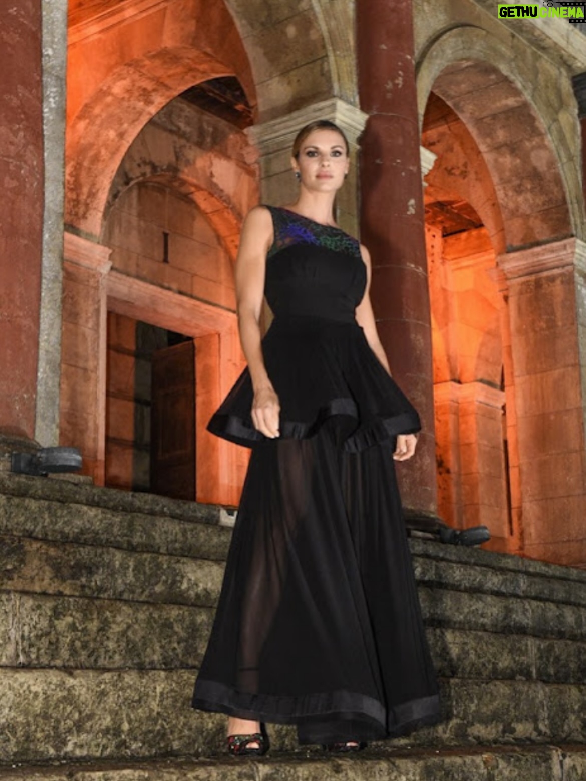Martina Colombari - 28.1K Likes - Era il 1991, Milano, fine settembre…. Arrivavo da Riccione da poco 16anni ed avevo appena vinto Miss Italia. 
L’agenzia Riccardo Gay durante Milano Collezioni mi manda a fare vari casting, fra questo anche dal Signor Armani. Mi presero subito per la sfilata, non ero mai stata su una passerella, non vi dico la strana emozione, un misto di incredulità, agitazione ed euforia. Da quel giorno ho avuto la fortuna di indossare per anni e anni le creazioni di Re Giorgio. Ed è stato un onore per me poterlo fare. Unico nella storia dello stile, della moda e della cultura. Un’eleganza ed una creatività che valorizzano noi donne, che ci rendono uniche, mai sfacciate e mai banali, donne di classe e come diceva lui: “L’eleganza non è farsi notare, ma farsi ricordare.” E noi, tutti, ti ricorderemo per sempre. 
Un abbraccio forte alla famiglia e a al team. 
R.I.P 
Signor Armani 🌹